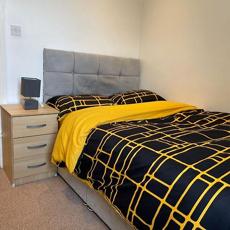 Town Centre, Very Convenient Newcastle-under-Lyme Exteriör bild