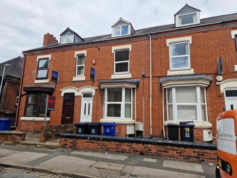 Town Centre, Very Convenient Newcastle-under-Lyme Exteriör bild