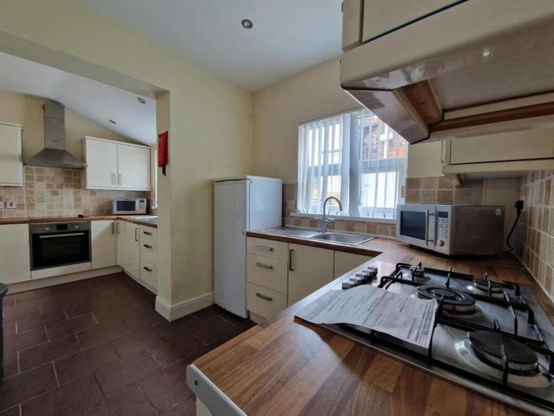 Town Centre, Very Convenient Newcastle-under-Lyme Exteriör bild