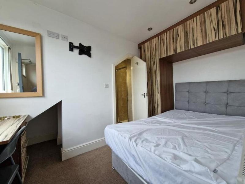 Town Centre, Very Convenient Newcastle-under-Lyme Exteriör bild